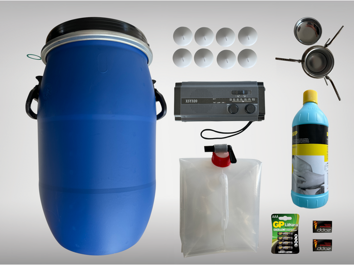 Beredskabspakken pakket ud: blå 30-liters tønde, bloklys, nødradio, spritbrænder, vandpose og batterier
